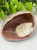 Rote Amethyst Geode mit Calcit Nr. 99