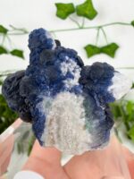 „Blaubeer“ Fluorit auf Candlequarz – Bild 3